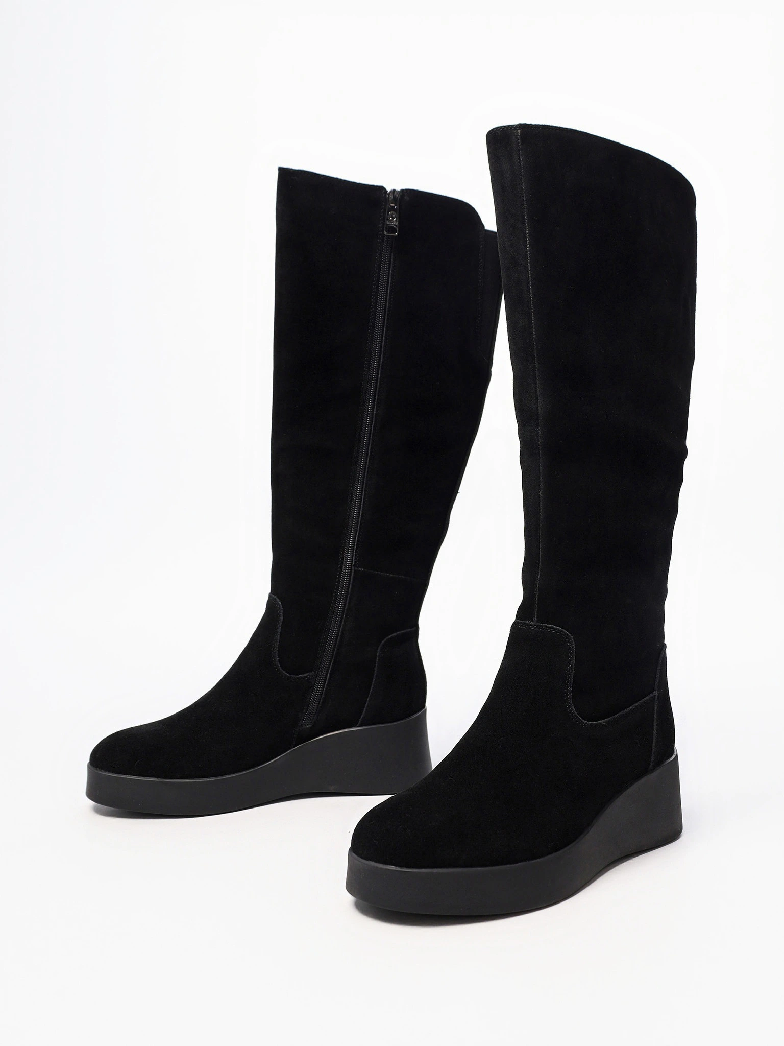 Сапоги черного цвета из натуральной замши на высокой платформе